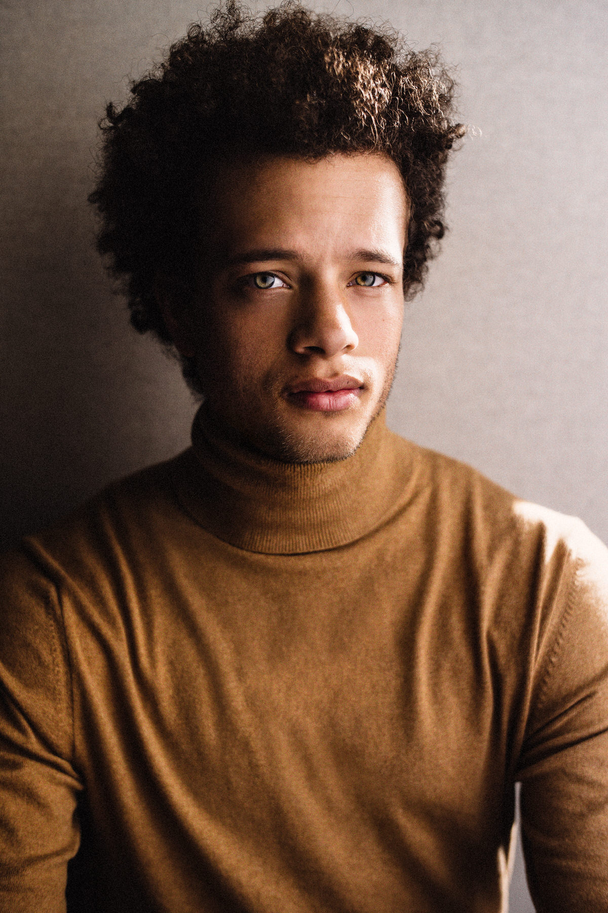 New York actor headshot of the multi-talented Damon Gillespie shot by headshots NYC photographer Jeffrey Mosier.